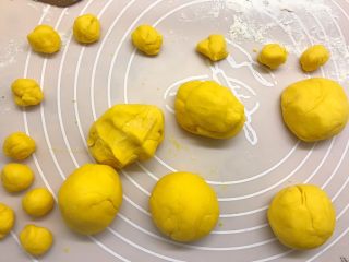 6、小熊馒头,将揉好的面团摘成6个45克的面团，12个4克的小面团