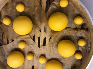 7、小熊馒头,分别将45克的面团（做小熊的头）和4克的小面团（做小熊的耳朵）揉圆，中间空出位置，待会发酵还会变大