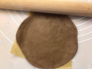 9、小熊馒头,将可可面团中的材料混合揉至光滑，用擀面杖将可可面团擀薄