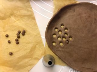 10、小熊馒头,用圆形裱花嘴或吸管压出小熊眼睛