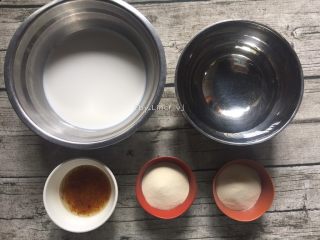 1、奶香桂花糕,准备所用食材:纯牛奶270g、清水240g、桂花糖40g、白糖30g、吉利丁粉60g、清水（适量，调吉利丁粉用的）