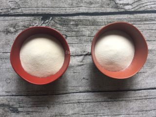 3、奶香桂花糕,60g吉利丁粉分成平均的两份（各30g）