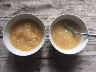 4、奶香桂花糕,接着分别将两份吉利丁粉倒入碗中，各自加入适量清水搅拌均匀待用