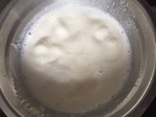 6、奶香桂花糕,搅拌直至煮开待用