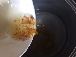 8、奶香桂花糕,倒入40g桂花糖搅拌均匀