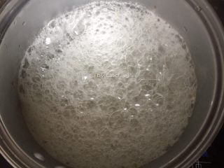 9、奶香桂花糕,搅拌均匀煮沸