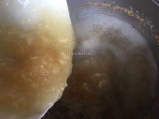 10、奶香桂花糕,倒入另一份加了清水拌匀的吉利丁粉继续搅拌均匀