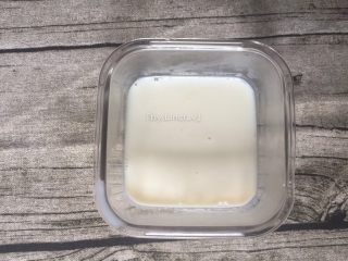 12、奶香桂花糕,接着将适量煮好的牛奶液倒入容器中