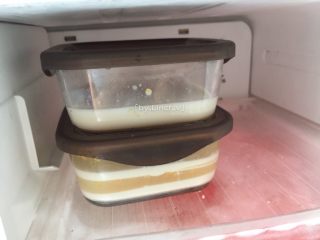 16、奶香桂花糕,凝固好继续取出，按上面步骤12-15依次操作，倒入牛奶液凝固和桂花液凝固，想做几层就分几次反复操作