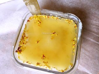 17、奶香桂花糕,凝固后的桂花糕可立刻取出，不然冻太久会结冰哦。从冷冻室取出后可用小刀划四周方便取出