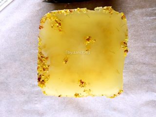 18、奶香桂花糕,取出容器后的桂花糕可用锋利的刀切出喜欢的形状