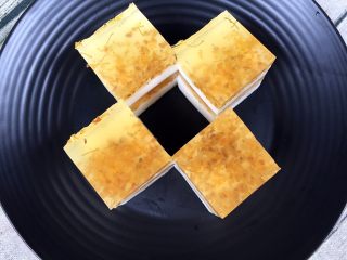19、奶香桂花糕,摆盘后即可食用（如不立即食用的桂花糕可放于冰箱冷藏室保存）