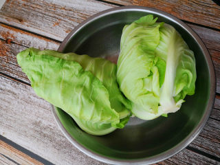 1、牛心菜蒸包,牛心菜清洗干净，切成小块，放一点盐，杀一下水，把水倒掉，