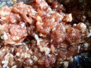4、牛心菜蒸包,猪肉剁碎，加入蚝油拌匀，