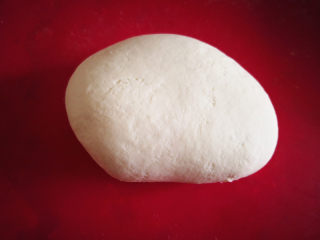 6、牛心菜蒸包,面粉加入酵母和匀，盖上盖子醒发至2倍大即可，