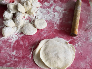 7、牛心菜蒸包,再揉好，分成大小适中的面剂子，擀圆，把馅放在中间，