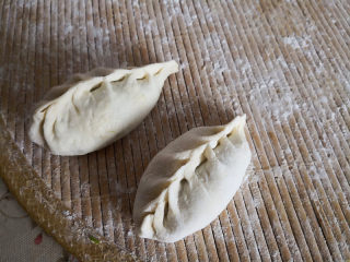 8、牛心菜蒸包,包成柳叶包，