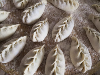 9、牛心菜蒸包,包好后在室温下盖上一块湿布醒发一下，大约7分钟左右，