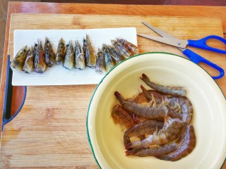1、鲜香蒜爆土豆虾+焦香椒盐虾头~(一虾两吃不浪费),大虾洗净，用剪刀剪去须，去头备用，