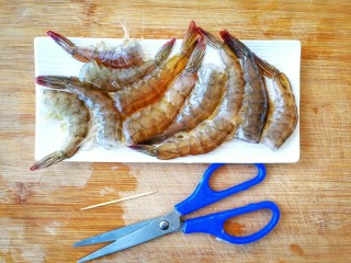 2、鲜香蒜爆土豆虾+焦香椒盐虾头~(一虾两吃不浪费),虾身从背部中间剪开，用牙签挑去虾线，