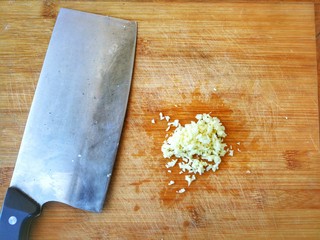 4、鲜香蒜爆土豆虾+焦香椒盐虾头~(一虾两吃不浪费),大蒜切成蒜末备用，