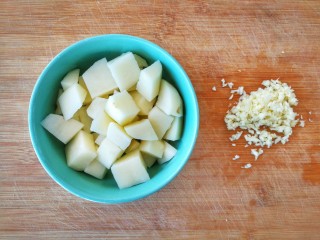 5、鲜香蒜爆土豆虾+焦香椒盐虾头~(一虾两吃不浪费),土豆洗净去皮，切成块，