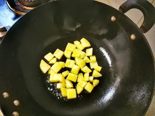 6、鲜香蒜爆土豆虾+焦香椒盐虾头~(一虾两吃不浪费),锅内放少许油，小火把土豆块煎至两面微黄无硬芯，盛出备用，