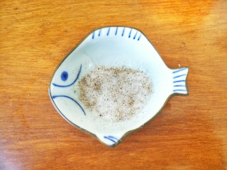 13、鲜香蒜爆土豆虾+焦香椒盐虾头~(一虾两吃不浪费),找一个小碟子，放入食盐，胡椒粉，花椒粉拌匀，椒盐蘸料就做好了，吃虾头的时候可以用的上哦~