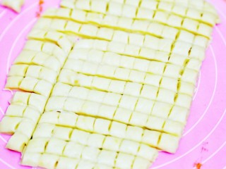 11、奶香小馒头【无水无油平底锅版】,切成旺仔小馒头大小的小正方体。