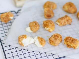 6、炸牛奶,烤出来的没有油炸的表皮酥脆,咱们不追求酥脆,健康第一哇。油腻的食物不仅不健康,饱腹感会很强,点心吃的油腻,正餐肯定受影响。