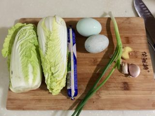 1、鲜美好滋味➕上汤娃娃菜,食材合照：娃娃菜两颗，双汇大肉肠一根，咸蛋一颗，皮蛋一颗，小葱一根，蒜三瓣，姜一小块