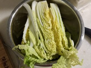 2、鲜美好滋味➕上汤娃娃菜,娃娃菜纵切一分为四或为六，清水浸泡清洗