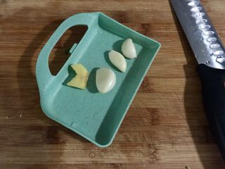 3、鲜美好滋味➕上汤娃娃菜,姜去皮，蒜剥皮与小葱清洗备用