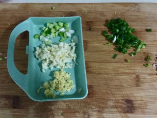 4、鲜美好滋味➕上汤娃娃菜,小葱分葱白葱绿分别切末，姜切姜末，蒜切细蒜蓉