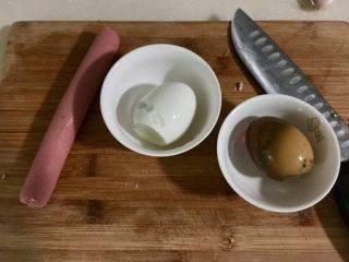 5、鲜美好滋味➕上汤娃娃菜,火腿肠剥去包装皮，鸭蛋皮蛋分别剥壳洗净