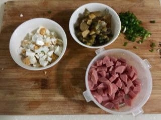 6、鲜美好滋味➕上汤娃娃菜,鸭蛋皮蛋火腿分别切小粒备用