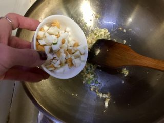 9、鲜美好滋味➕上汤娃娃菜,加入鸭蛋小块，小火煸炒起泡