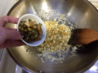 10、鲜美好滋味➕上汤娃娃菜,加入皮蛋煸炒一分钟左右