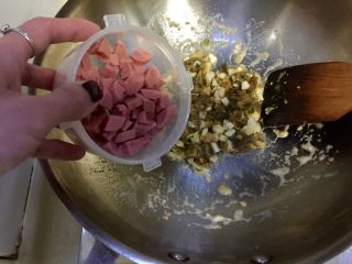 11、鲜美好滋味➕上汤娃娃菜,加入火腿肠块炒匀