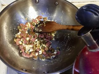 12、鲜美好滋味➕上汤娃娃菜,加入适量清水或高汤，转中火煮开，水不用太多，没过食材即可，娃娃菜也会出水