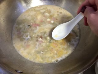 13、鲜美好滋味➕上汤娃娃菜,用小勺撇去浮末，其实这个浮末有鸭蛋黄的油脂，很香????