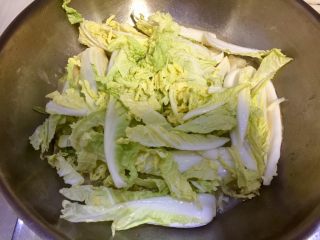 15、鲜美好滋味➕上汤娃娃菜,将娃娃菜放入铺在汤面上