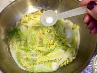 18、鲜美好滋味➕上汤娃娃菜,添加一点白糖提鲜，尝下咸淡，如果觉得淡可以加一点食盐。其实咸鸭蛋比较咸，汤应该不会淡，大家根据自己口味调整^_^