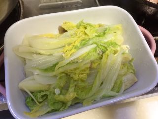 19、鲜美好滋味➕上汤娃娃菜,关火，先把娃娃菜盛出铺在盘底，再把鸭蛋皮蛋火腿连汤汁浇在娃娃菜上，最后撒上小葱末即可。我今天糊涂了，都拍完照开吃了才想起我切的葱末还没有加上????