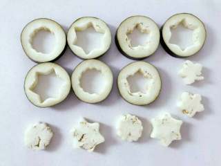 1、宝宝辅食：茄子圈蛋饼,用模具 或 直接用勺子，把茄子墩中间的茄子肉挖出。