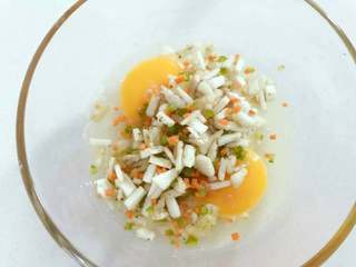 3、宝宝辅食：茄子圈蛋饼,将鸡蛋、淀粉，步骤3中处理好的食材和茄子丁混合放入一个大碗中。