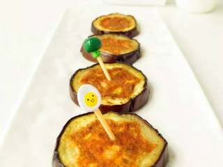 6、宝宝辅食：茄子圈蛋饼,盛出装盘