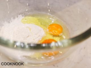2、秋香栗子千层蛋糕,倒入鸡蛋 中筋面粉