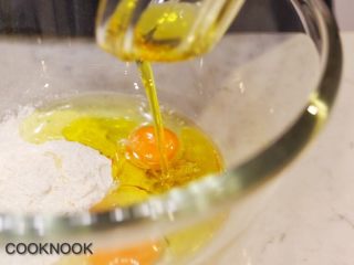 3、秋香栗子千层蛋糕,倒入植物油