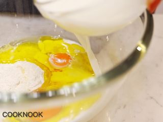 4、秋香栗子千层蛋糕,倒入牛奶